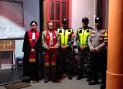 Polri Kawal Ibadah Malam Tahun Baru di Gereja Toraja Mamasa Jemaat Lumika Kecamatan Nosu