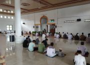 Personel Polsek Mambi Laksanakan Pengamanan Salat Jumat di Masjid Nurul Al-Amin, Desa Sendana