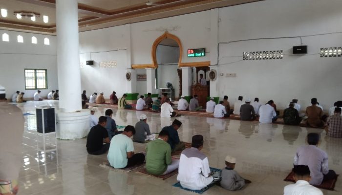 Personel Polsek Mambi Laksanakan Pengamanan Salat Jumat di Masjid Nurul Al-Amin, Desa Sendana