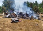 Personel Polsek Sumarorong Turun Langsung pada TKP Kebakaran yang Hanguskan Satu Unit Rumah Panggung di Dusun Bobong Batu