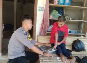 Bhabinkamtibmas Polsek Mambi Sambangi Desa Salukonta untuk Pantau Kamtibmas dan Serahkan Bantuan