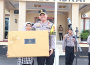 Tangis Bahagia Ibu Idawati: THL Polres Sidrap Dapat Kenaikan Gaji dan Bingkisan dari Kapolres
