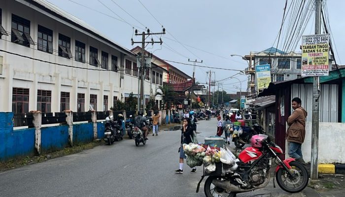 Polsek Mamasa Gelar Pengaturan Lalu Lintas untuk Cegah Kemacetan Pagi Hari