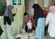 Bhabinkamtibmas Polres Majene Dampingi Posyandu Flamboyan Dukung Penanggulangan Stunting