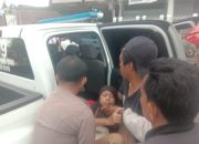 Sigap, Personel Satlantas Polres Bone Bantu Korban Laka Lantas di Jalan