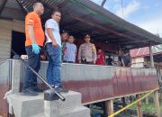 Datangi TKP Kebakaran, Kapolsek Tempe Bantu Petugas Pemadam Kebakaran Dan Masyarakat