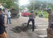 Satlantas Polres Bone Bersama Stakeholder Kembali Timbun Jalan Berlubang