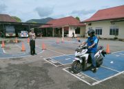 Secara Humanis, Personel Satpas Sat Lantas Polres Palopo Beri Pelayanan Ujian Teori dan Praktik SIM C