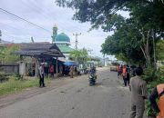 Satlantas Polres Bone Atur Lalu Lintas Saat Pemangkasan Pohon di Jalan Veteran