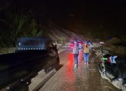 Personel Polsek Mamasa Monitoring dan Penanganan Tanah Longsor di Desa Balla oleh Polsek Mamasa