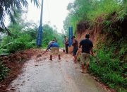 Respon Cepat Bhabinkamtibmas Polres Tator Bersama Warga Bersihkan Material Tanah Longsor