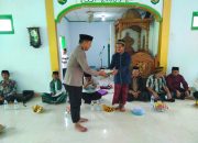 Aksi Sosial Bhabinkamtibmas Polres Majene Serahkan Bantuan Al-Qur’an kepada Masjid Al Rahman Panawar