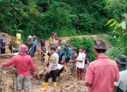 Personel Polsek Pana Monitoring Lokasi Tanah Longsor di Dusun Paken Desa Mamullu