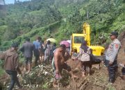 TNI/POLRI Polda Sulbar dan Masyarakat Kolaborasi Lakukan Pembersihan di Lokasi Longsor