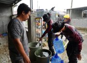 Direktorat Samapta Polda Sulbar Suplai Air Bersih untuk Warga Terdampak Banjir di Mamuju