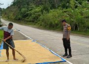 Bhabinkamtibmas Polsek Aralle Laksanakan Sambang dan Pantau Situasi Kamtibmas di Desa Salurindu