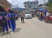 Polsek Mamasa Gelar Strong Point di Jam Pulang Sekolah untuk Kelancaran Lalu Lintas