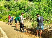 Personel Polsek Pana Gelar Kegiatan Kerja Bakti Bersama Warga di Desa Tabang Barat