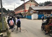 Personel Polsek Mamasa Gelar Pengamanan Lalu Lintas di Titik Rawan Kemacetan