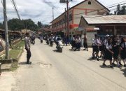 Polsek Mamasa Gelar Pengaturan Lalu Lintas di Jam Pulang Sekolah untuk Cegah Kemacetan