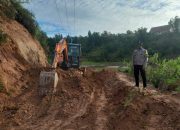 Giat Bhabinkamtibmas Polsek pana Sambangi Warga dan Monitoring Pembersihan Jalan Akibat Longsor