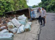 Truk Bermuatan Barang Bekas Terbalik di Jalur Trans Sulawesi, Polsek Malunda Sigap Lakukan Evakuasi