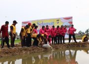 Kapolres Palopo Bersama Ketua Bhayangkari Tebar Benih Ikan Mas