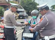 Ops Keselamatan, Polantas Bone Gencar Edukasi Tertib Berkendara, Bagikan Brosur Hingga Stiker