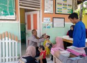Bhabinkamtibmas Desa Lombong Timur Dampingi Kegiatan Posyandu Bura Latiggi untuk Cegah Stunting
