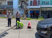 Inisiatif Satlantas Polres Sidrap: Menjaga Kelancaran dan Keselamatan Jalan dengan Menambal Lubang