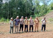 Manfaatkan Lahan Tidur, Polsek Rindingallo Bersama Pemerintah Setempat Tanam Jagung di Kapala Pitu