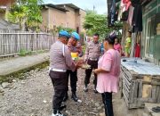 Momen Propam Polres Bulukumba Serahkan Bantuan Sembako ke Warga Kurang Mampu