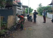 Cegah Banjir dan DBD, Koramil-04/ Watang Pulu Kodim 1420/Sidrap Bersihkan Saluran Air