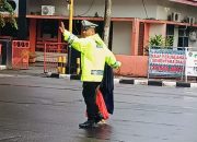 Kasat Lantas Polres Parepare Pimpin Strong Point Pelayanan Pagi Dibawah Guyuran Hujan
