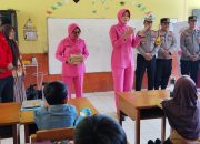 Ketua Bhayangkari Cabang Palopo Laksanakan Program Makan Gratis di SDN 20 Battang