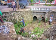 Anggota Koramil-1420-01/Panca Lautang bersih bersih di saluran Pembuangan irigasi