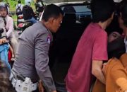 Respon Cepat, Anggota Satlantas Polres Bone Sigap Bantu Korban Kecelakaan