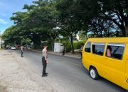 Personil Sat Samapta Polres Majene Laksanakan Pengaturan Lalu Lintas untuk Kelancaran Arus di Kota Majene