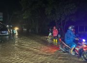 Polres Tana Toraja Sigap Atasi Luapan Air di Jalan Poros Makale