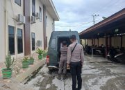 Personel Sat Samapta Polres Mamasa Kawal Tahanan ke Pengadilan Negeri Polewali Mandar