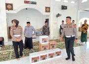 Lebih Dekat dengan Masyarakat, Dirlantas Polda Sulbar Bagikan Sembako dan Perlengkapan Sholat