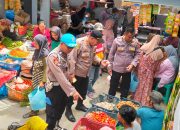 Kapolsek Bulukumpa Monitoring Harga dan Ketersediaan Sembako di Pasar Rakyat Tanete.