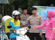 Kapolres Enrekang Pimpin Pembagian Takjil Kepada Pengguna Jalan Jelang Buka Puasa