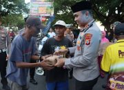 Manfaatkan Bulan Suci Ramadhan, Kapolres Bantaeng Turun Langsung Bagikan Takjil Sekitar Pantai Seruni