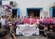 Kabag SDM Polres Bantaeng Pimpin Langsung Bagikan Ratusan Takjil di Depan Pos Pelayanan Satuan Lalu Lintas