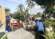 Semangat Peduli Lingkungan, Babinsa Koramil 1420-06/Panca Rijang Bersama Warga Melaksanakan Pembersihan Saluran Air