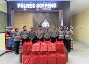 Polres Soppeng Bagi Takjil Kepada Masyarakat Jelang Buka Puasa