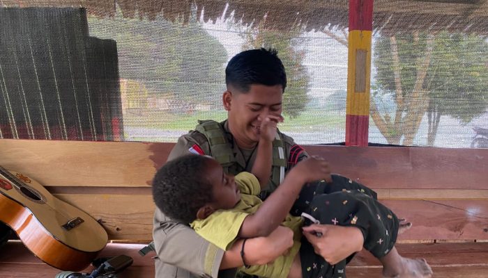 Kedekatan Bripda Wahyu dengan Anak Pegunungan Bintang, Wujud Humanisme Satgas Ops Damai Cartenz-2025