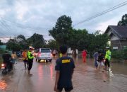 Satlantas Polres Luwu Gerak Cepat Atur Lalu Lintas dan Bantu Evakuasi Warga di Lokasi Banjir Salu Paremang