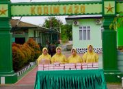 Ibu Persit KCK Cab. XLIV Kodim 1420/Sidrap Membagi Takjil Kepada Pengguna Jalan di Depan Makodim
